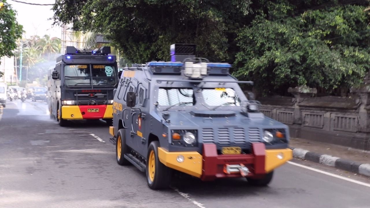 podiumnews.com-Kasus Bertambah, Polres Denpasan Kerahkan Watercanon Semprot Disinfektan 